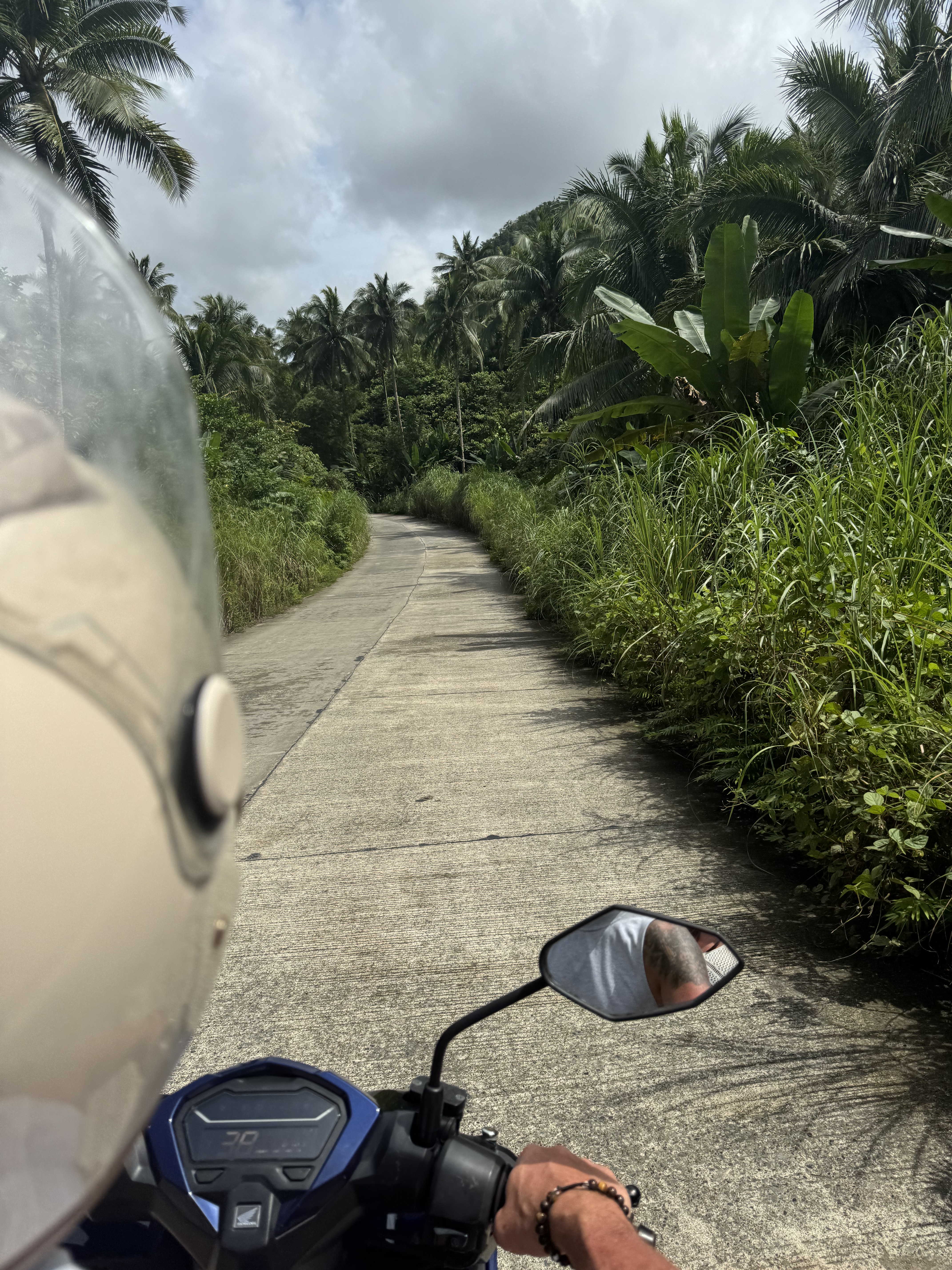 Siargao: the freedom of a scooter day and nowhere to rush.