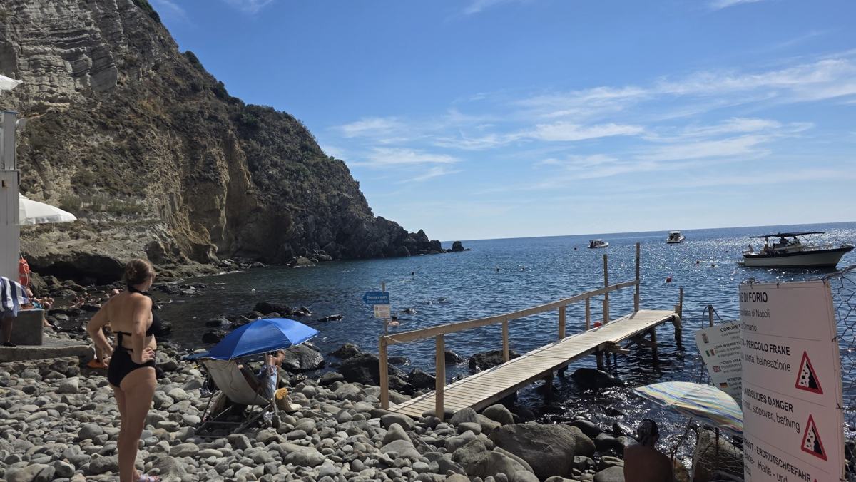 The rocky shoreline and sea access at Sorgeto.