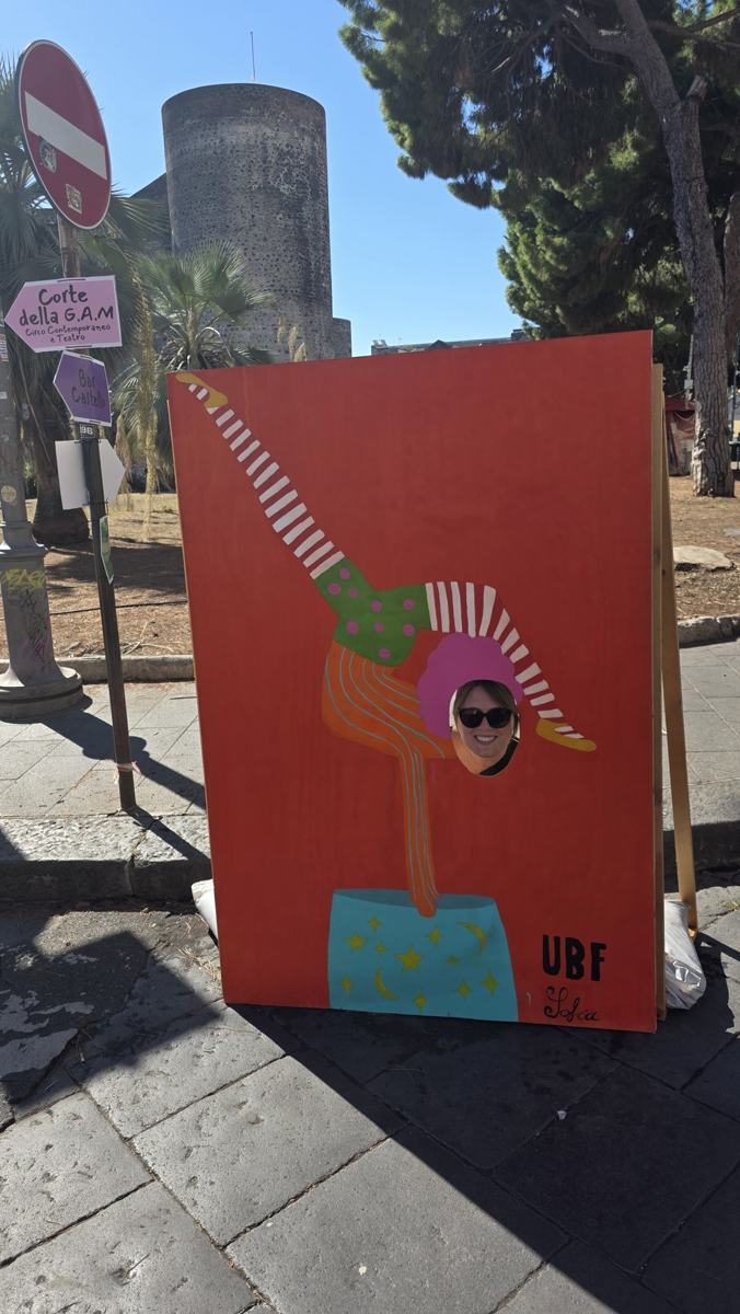 A playful festival photo stop beside Castello Ursino.