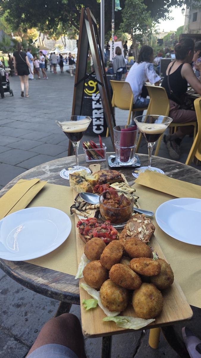 A sharing board and drinks during our Catania afternoon.