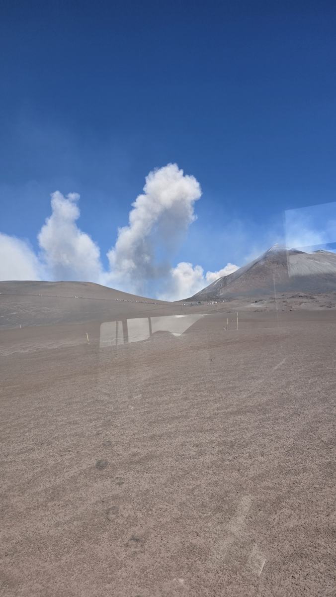 A plume above the slopes, photographed during our excursion.