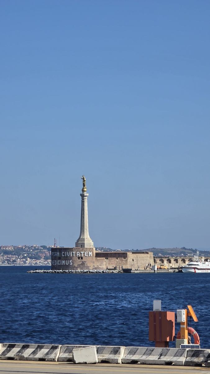The monument at the entrance to Messina’s harbour.